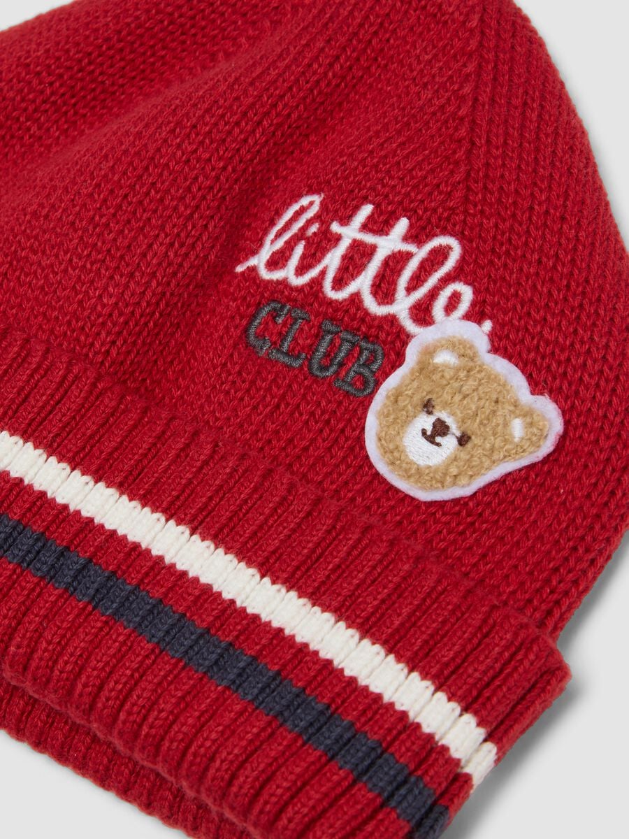 Cappello rosso in puro cotone organico a maglia jersey con orsetto per neonato_2
