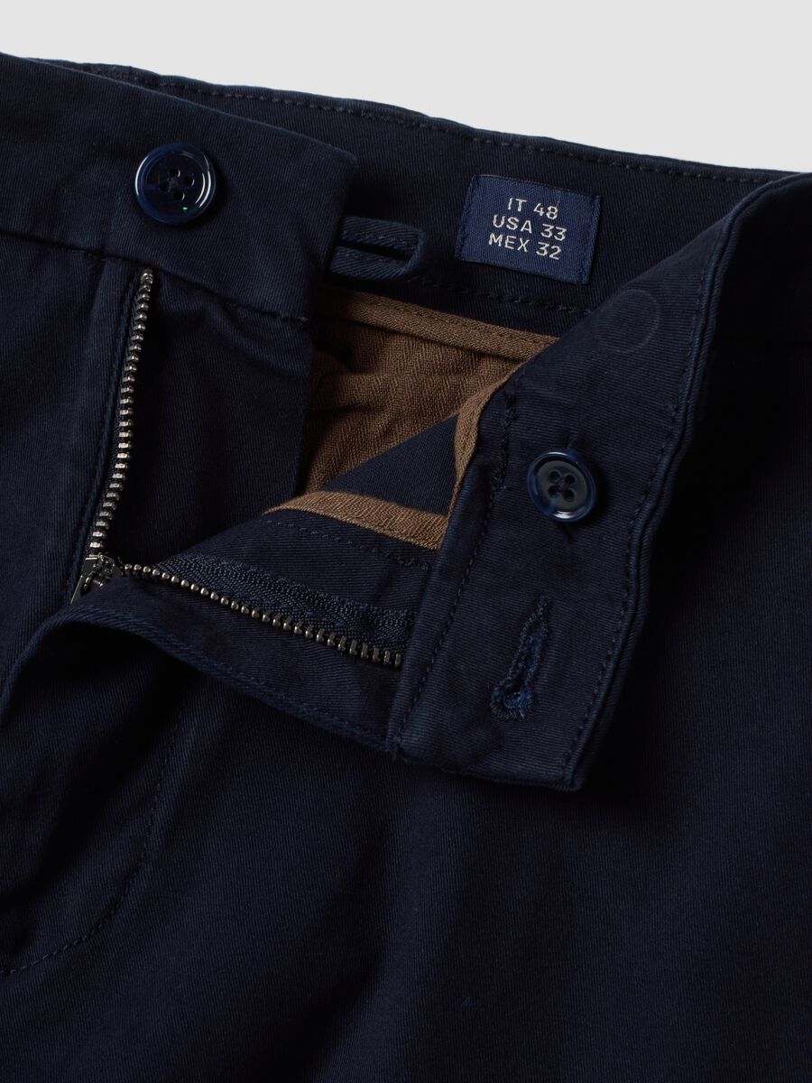 Pantaloni chino blu in twill di cotone elasticizzato slim fit_1