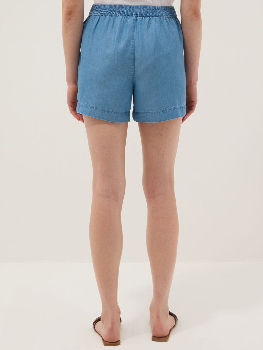 Shorts in denim azzurri in puro lyocell con vita elasticizzata regular fit_2