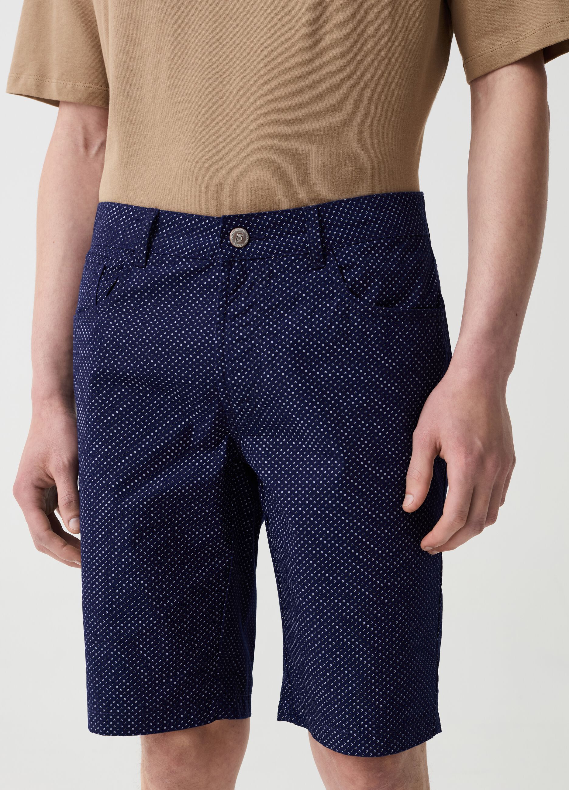 Bermuda shorts with micro pattern and five pockets