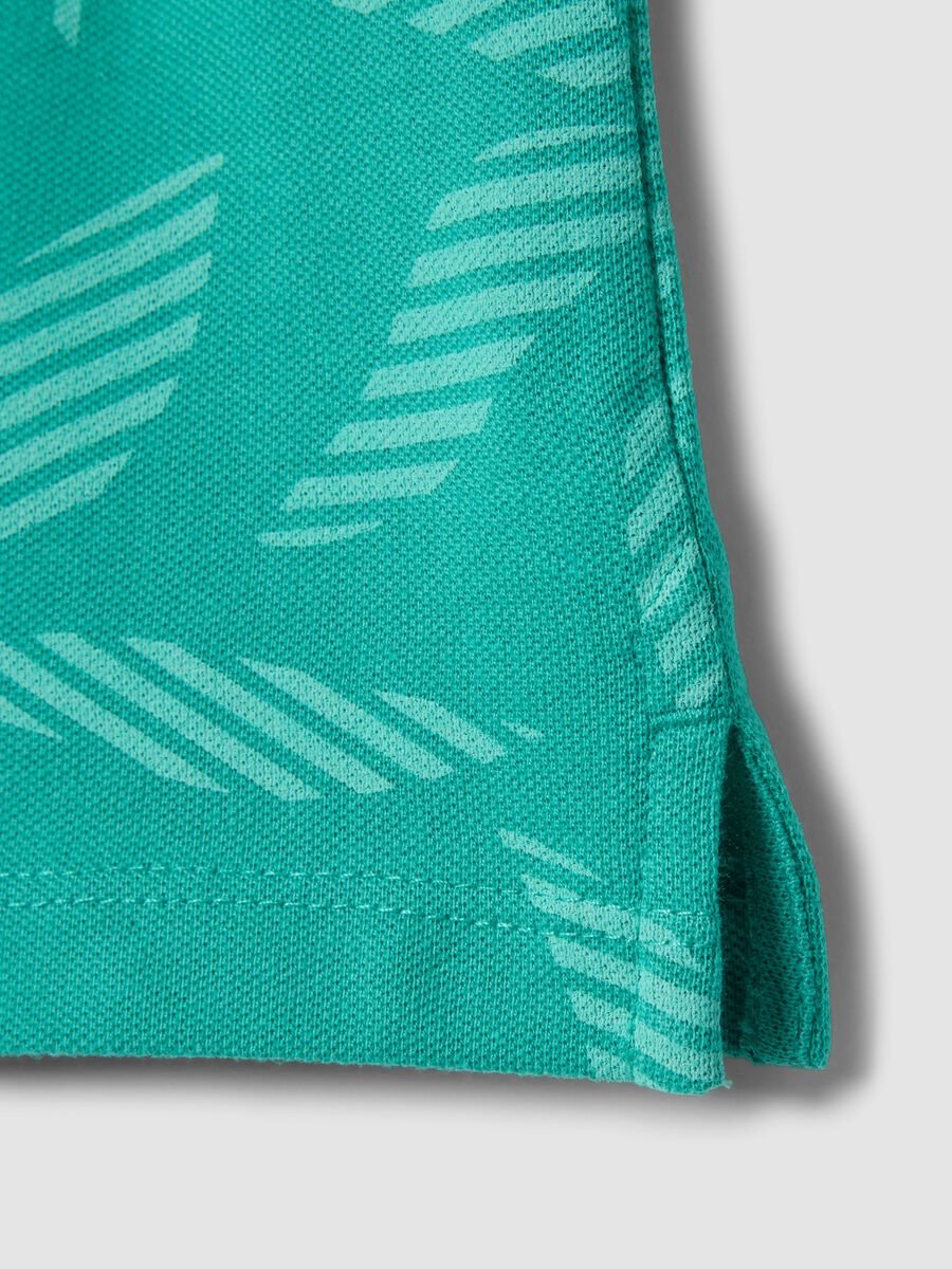 Polo in puro cotone verde da bambino regular fit con design floreale_3