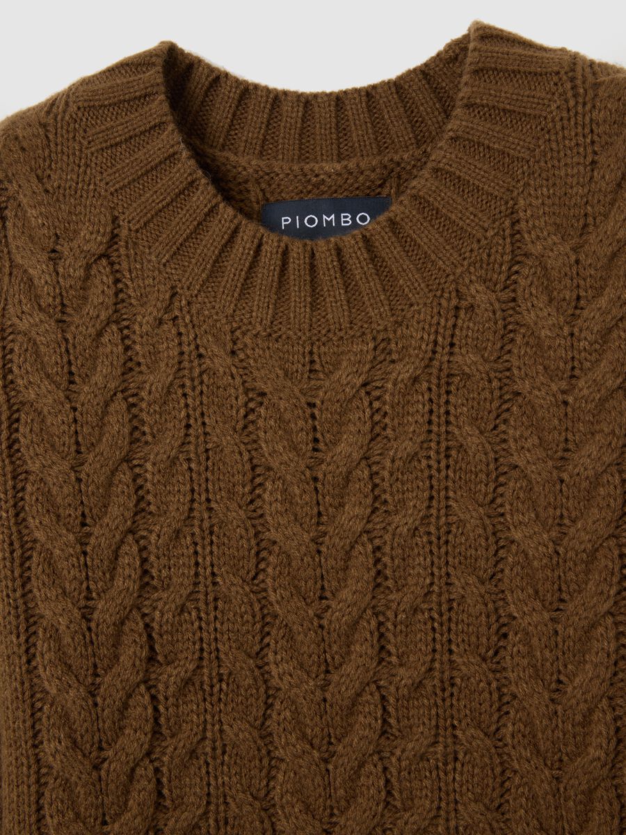 Maglione marrone regular fit con lavorazione a treccia_1