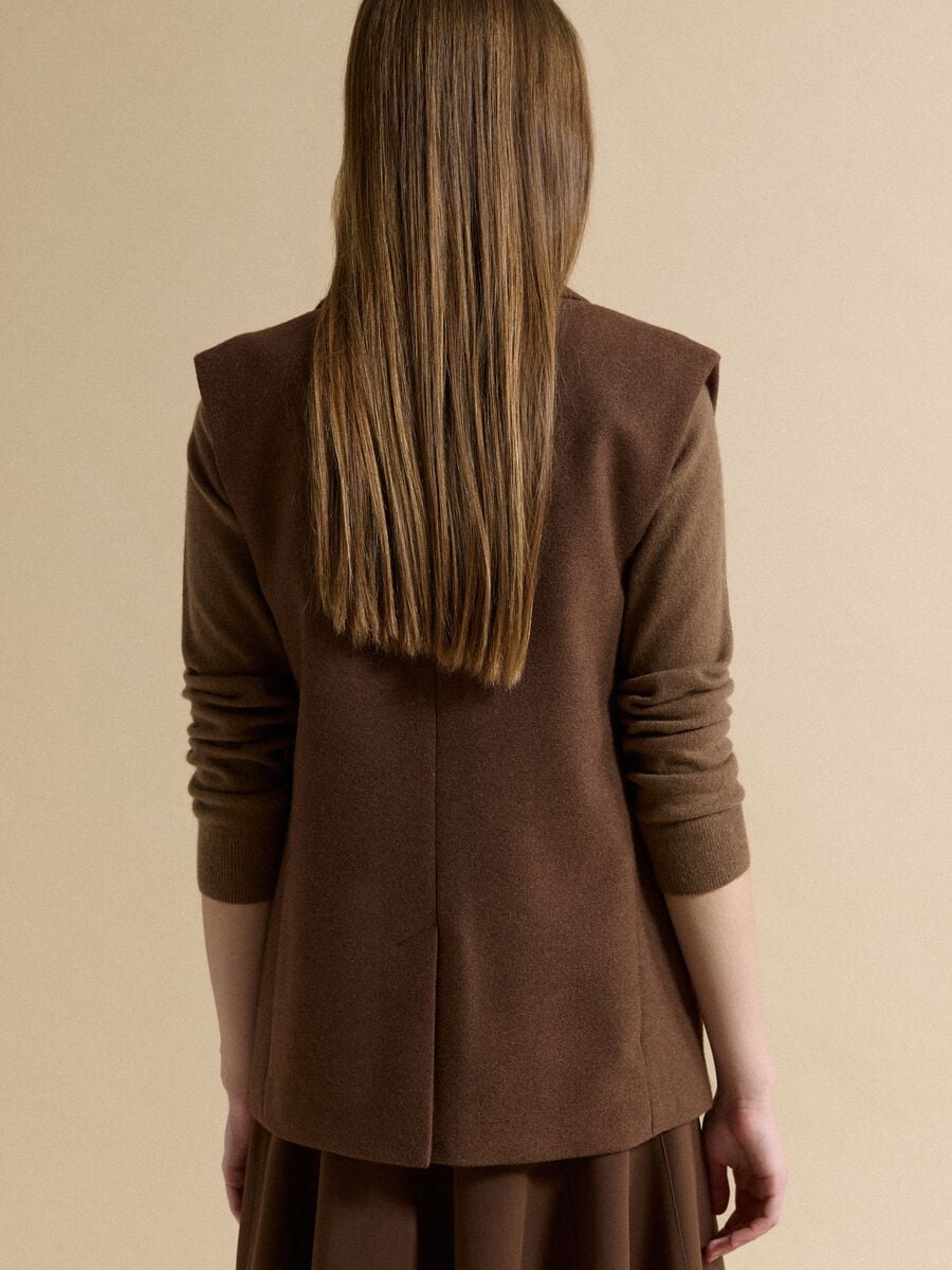 Gilet marrone in misto viscosa con rever classico_3