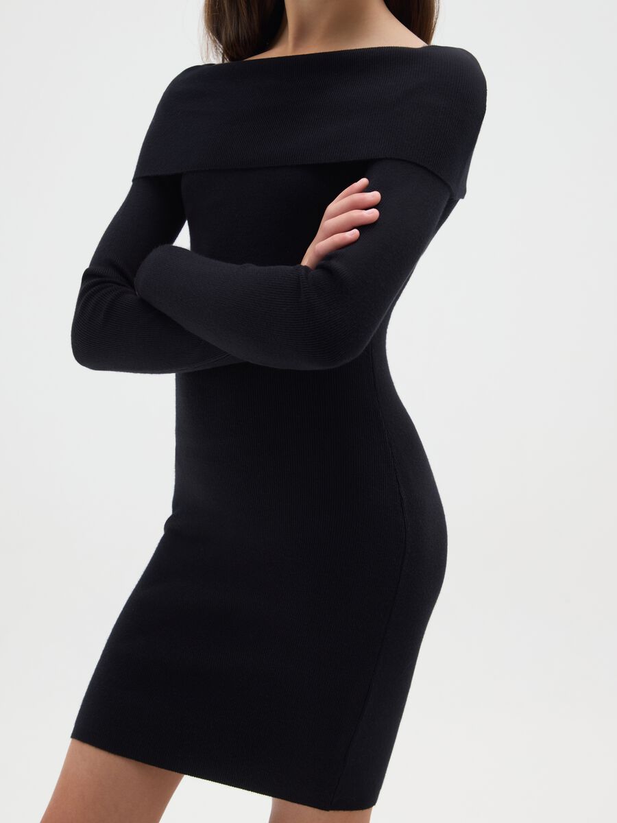 Black girl's dress with shawl collar and fitted silhouette_2