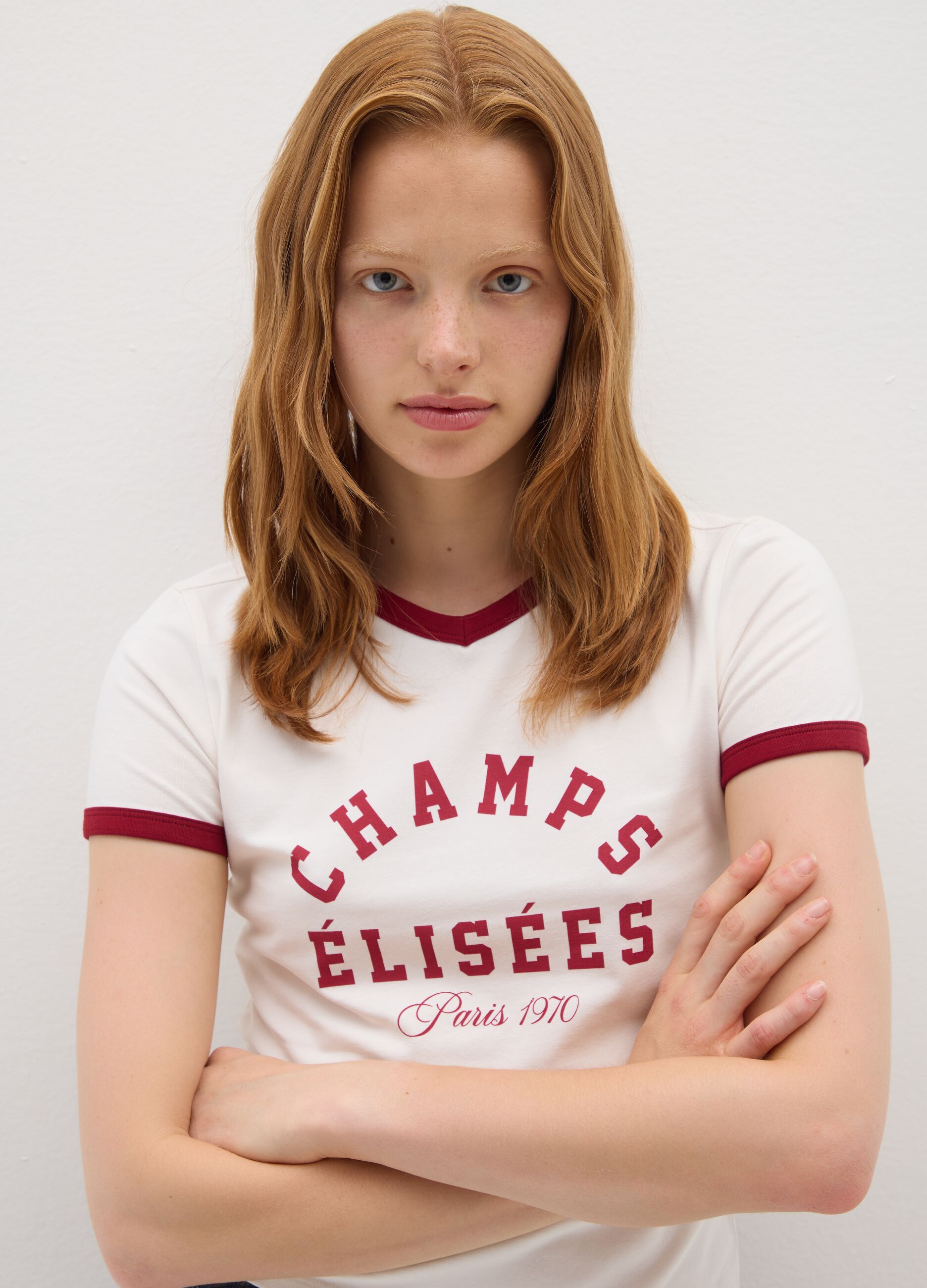 White stretch cotton regular fit T-shirt with red accents