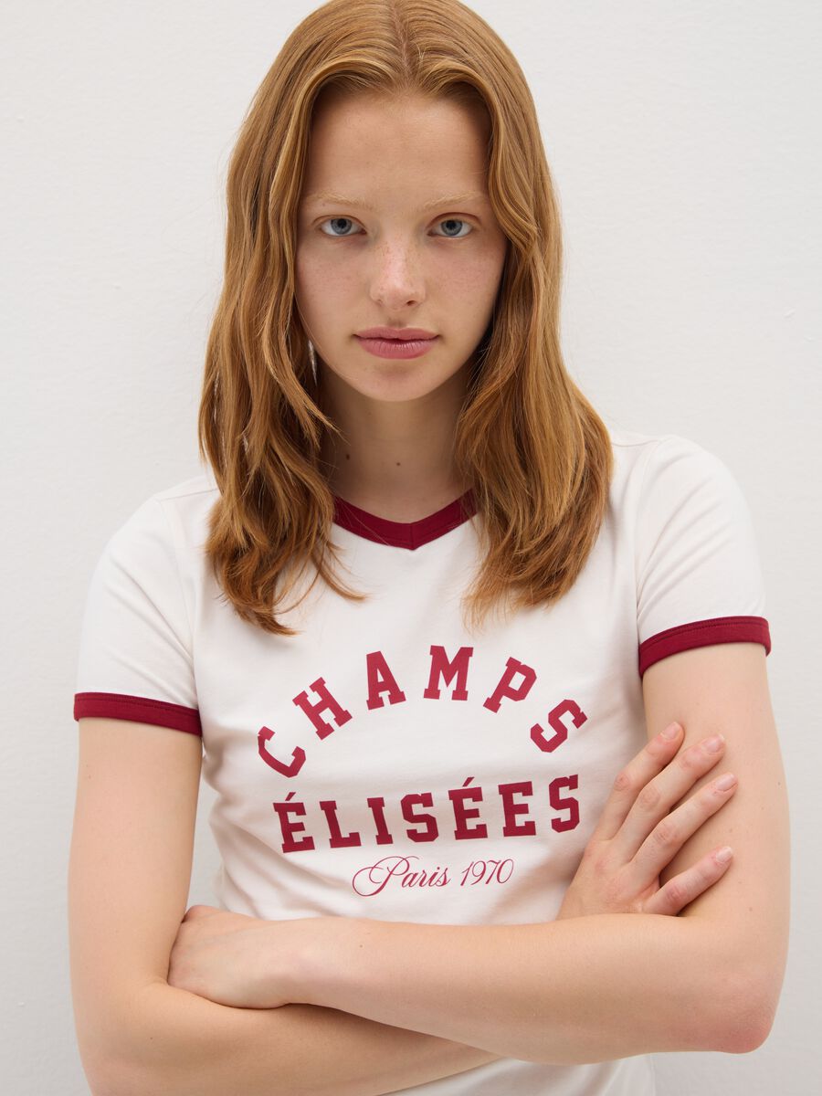 T-shirt in cotone elasticizzato bianca regular fit con dettagli rossi_3