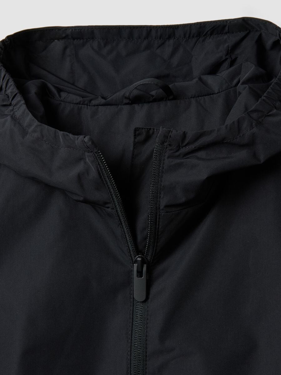 Giacca antipioggia nera con cappuccio e zip per ragazza_2