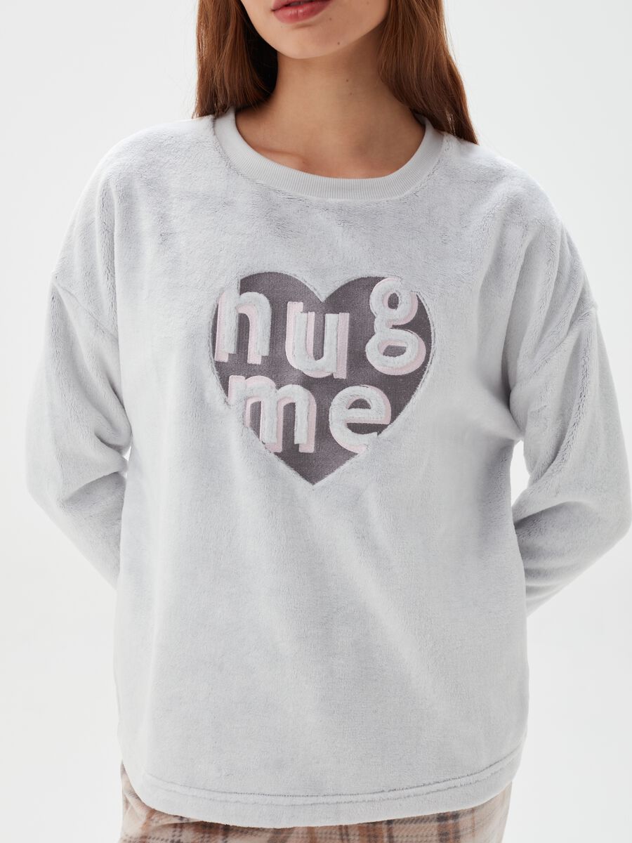 Top pigiama con ricamo cuore e lettering_3