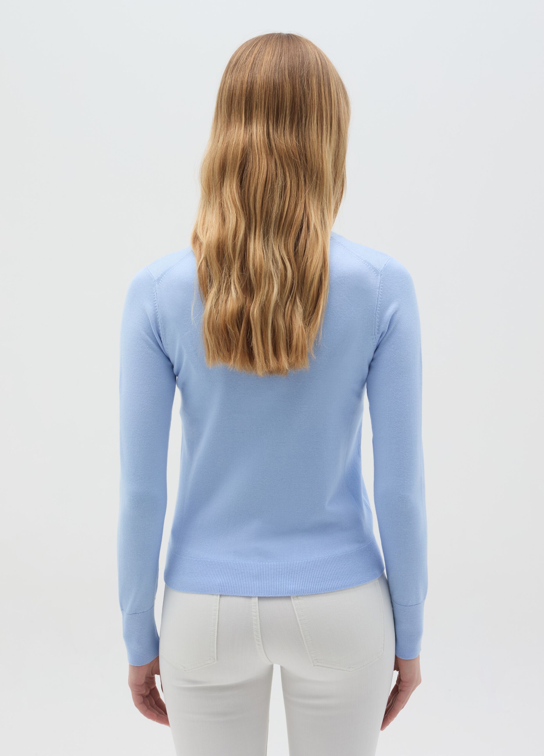 Top with round neck and long sleeves