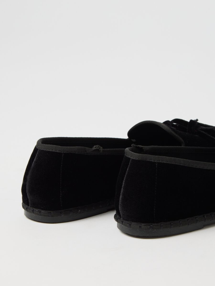 Scarpe nere in tessuto impermeabile con nappine_2