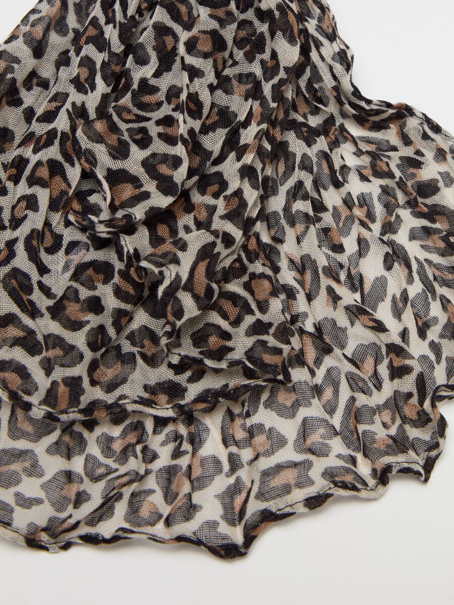 Crinkle-effect leopard scarf_2