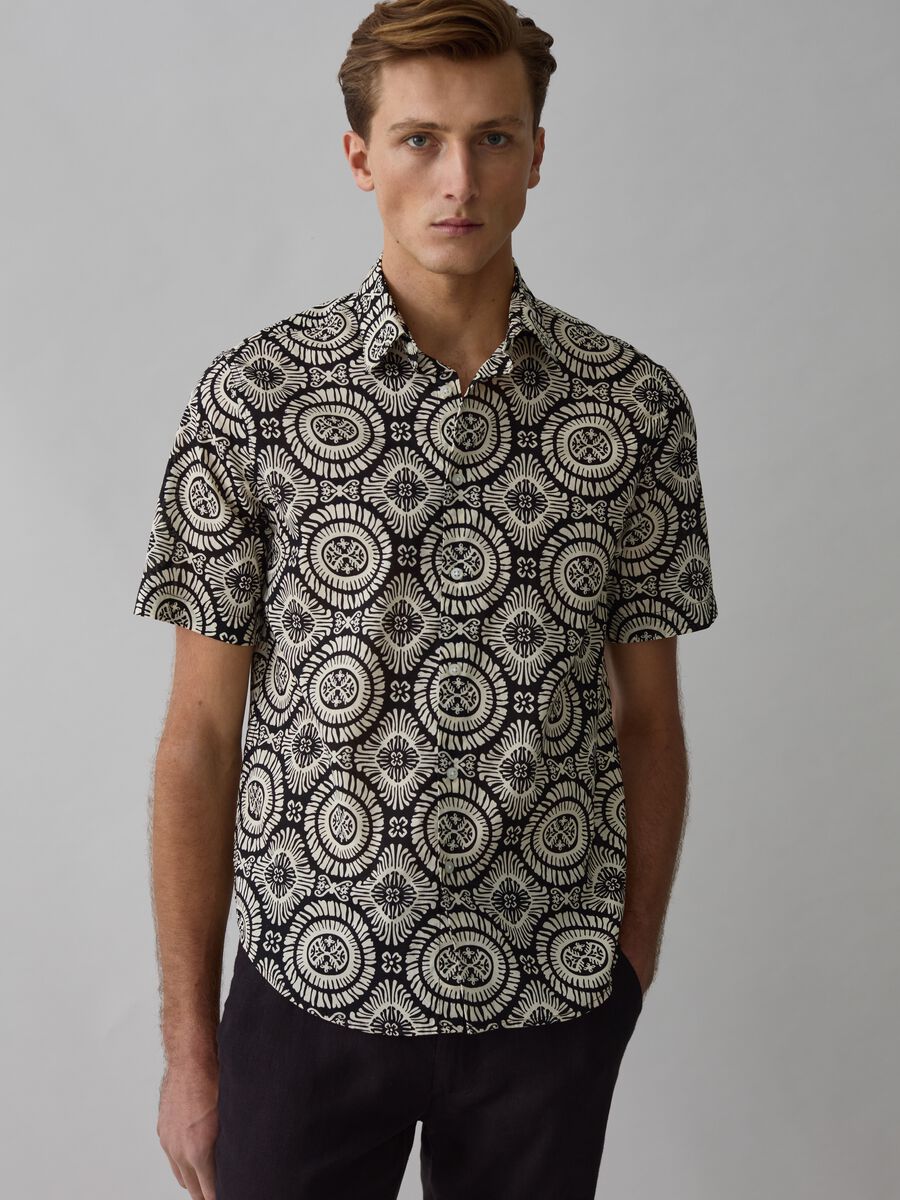 Short-sleeved shirt with ethnic print_0
