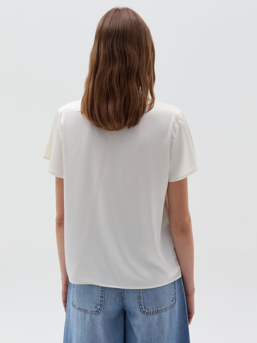 Blusa con foulard e bottoni gioiello_3