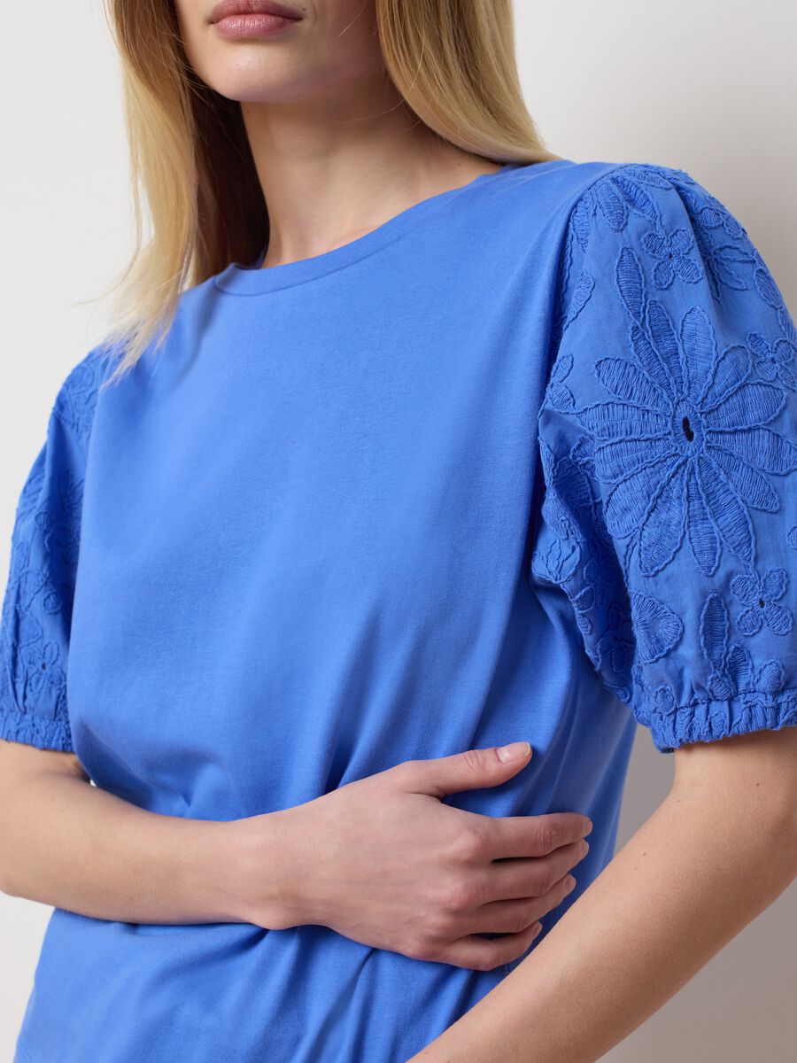Short Sleeve Blue T-shirt with Embroidered Details_3