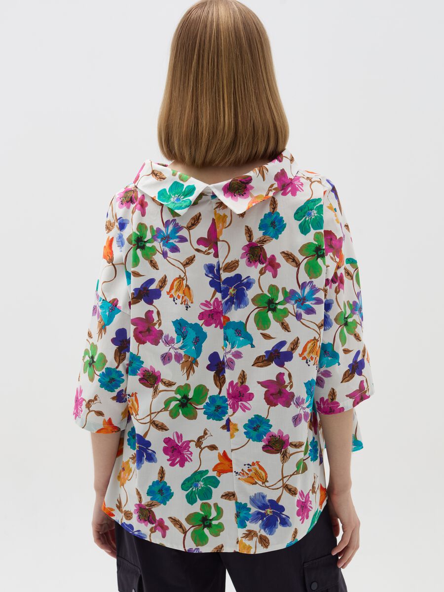 Blouse with folded collar and flowers print_2
