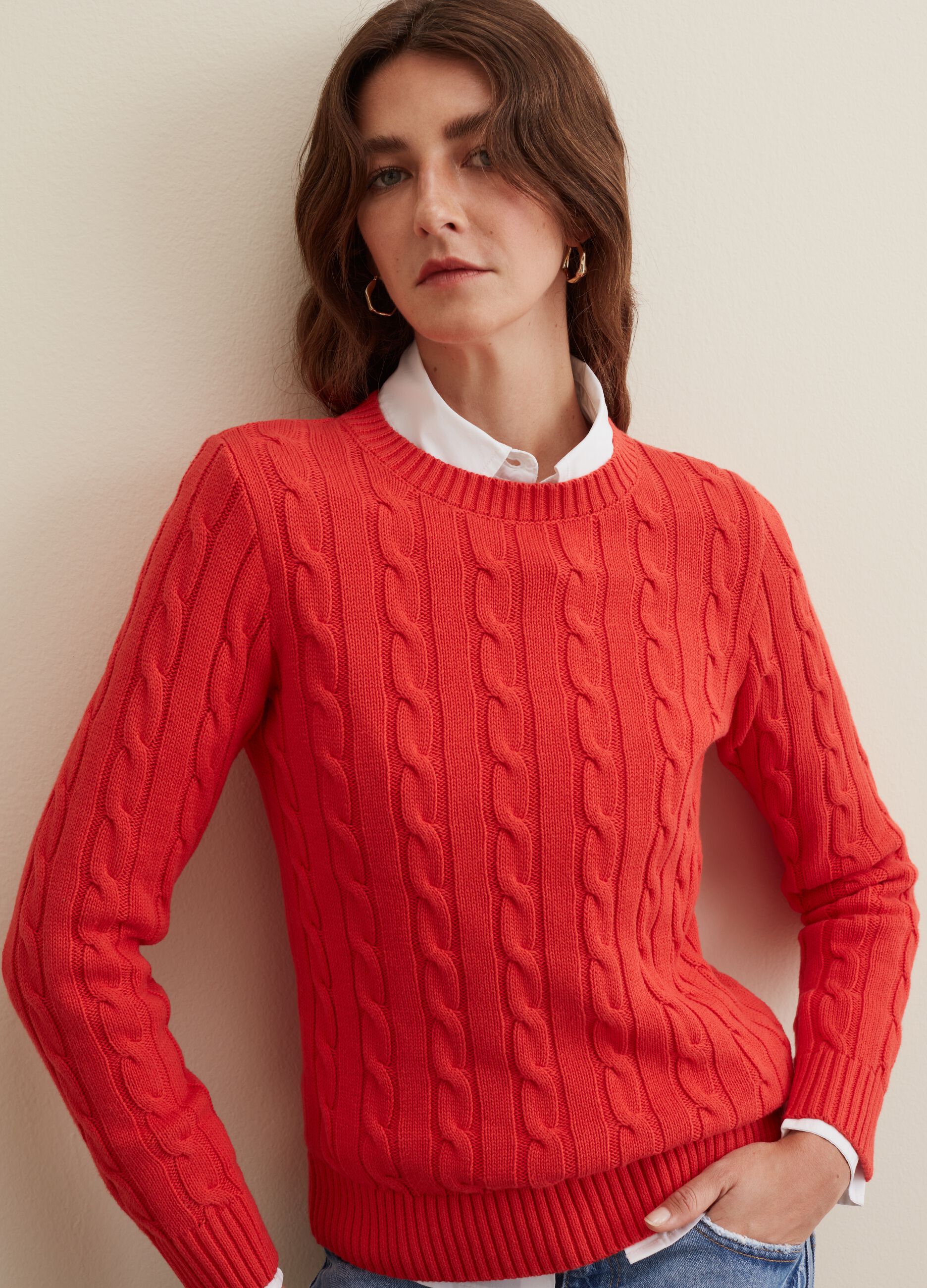 Pullover girocollo con lavorazione a trecce