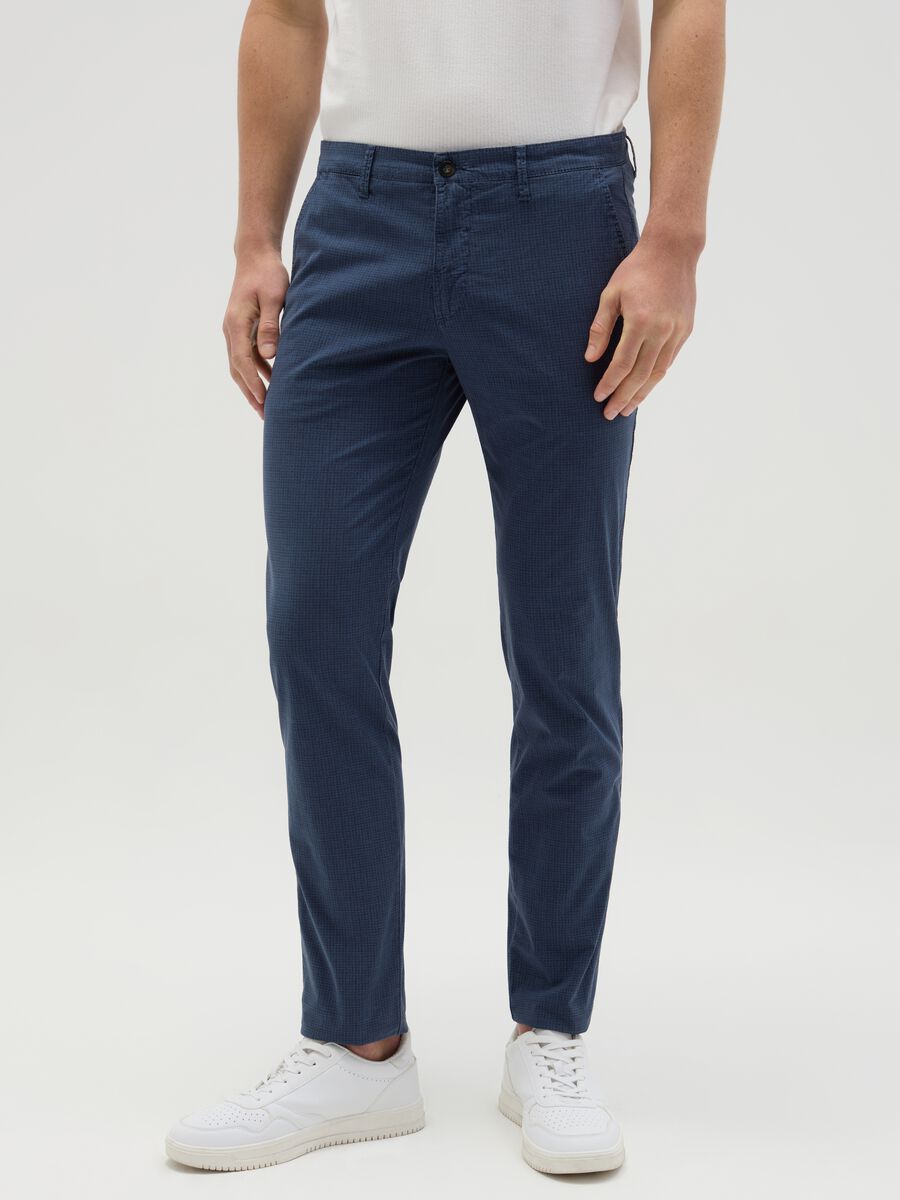 Slim-fit chino trousers in seersucker_1