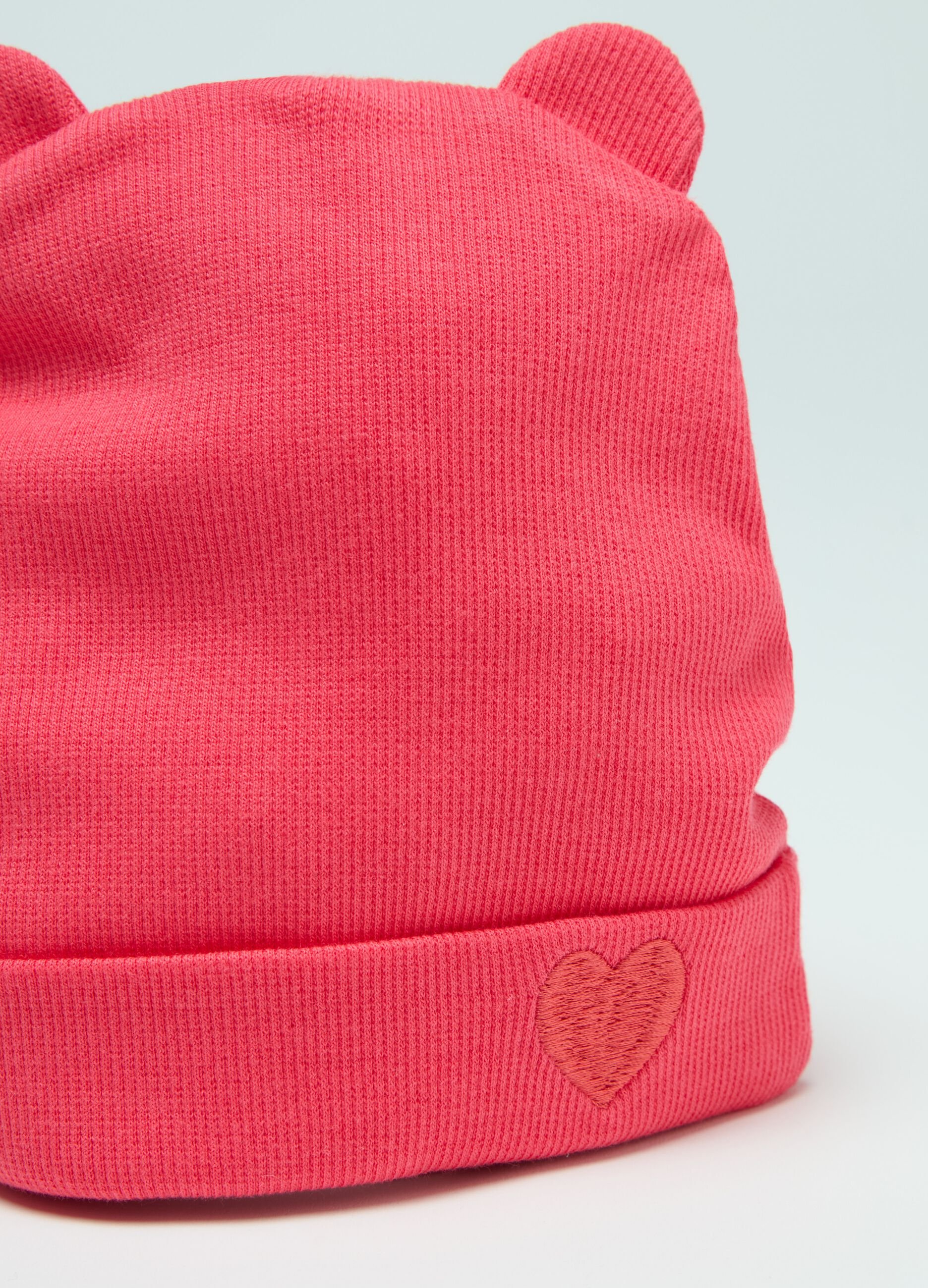 Berretto in maglia con orecchie e ricamo cuore 