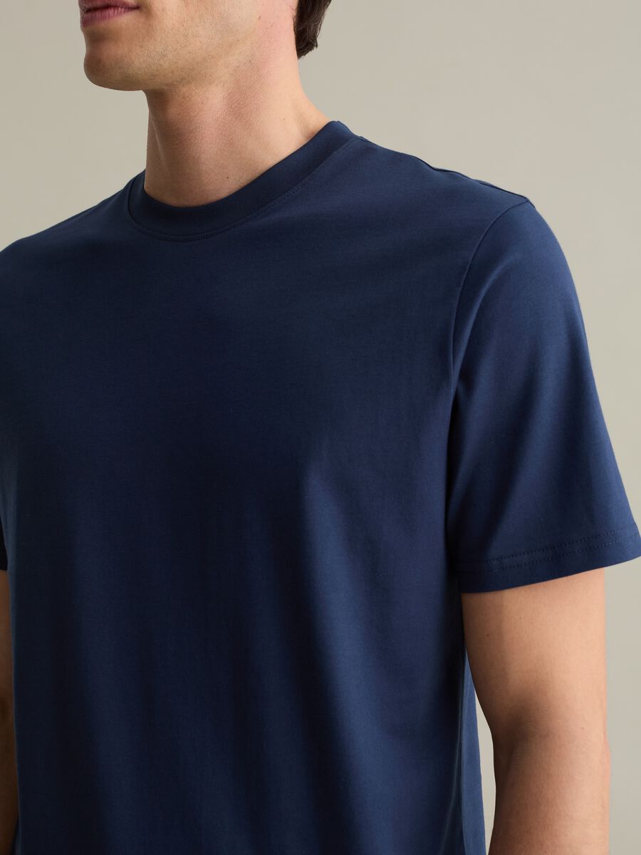 Plain cotton T-shirt with round neck._2
