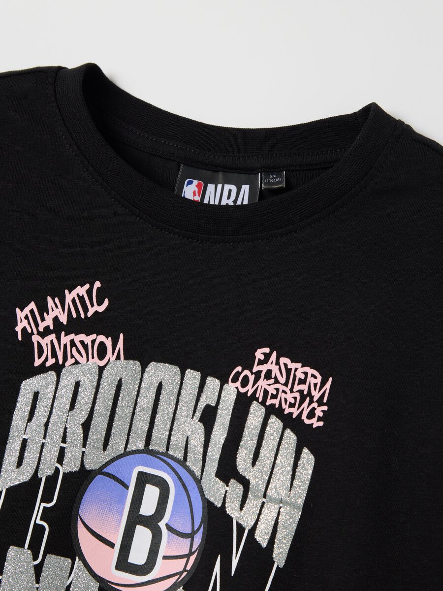 T-shirt nera crop in cotone NBA Brooklyn NETS_3