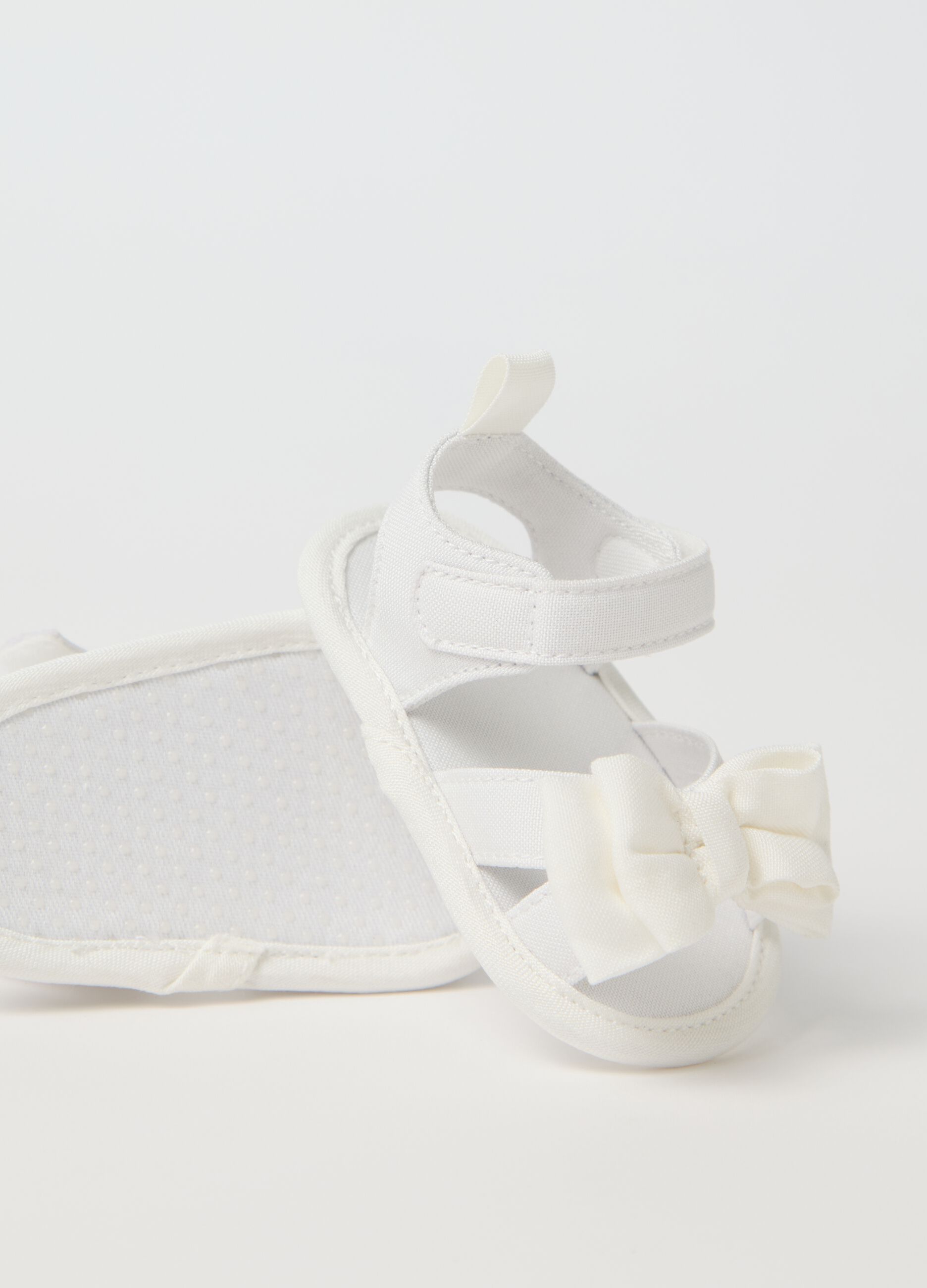 White sandals with flower