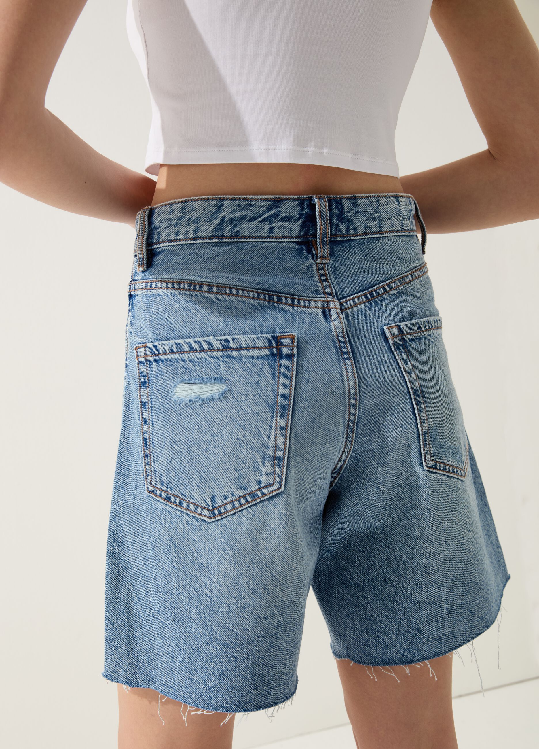 Bermuda in denim con abrasioni