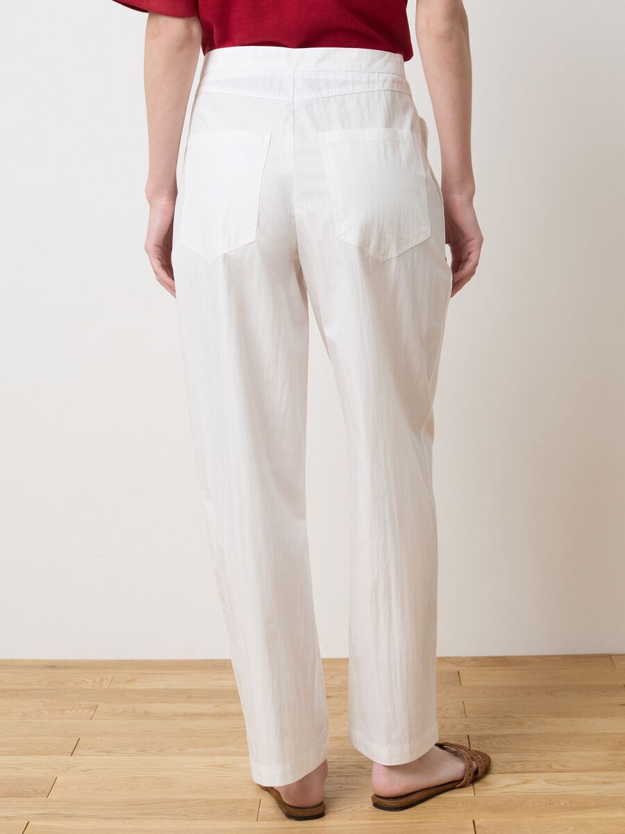 White carrot-fit trousers with darts_2