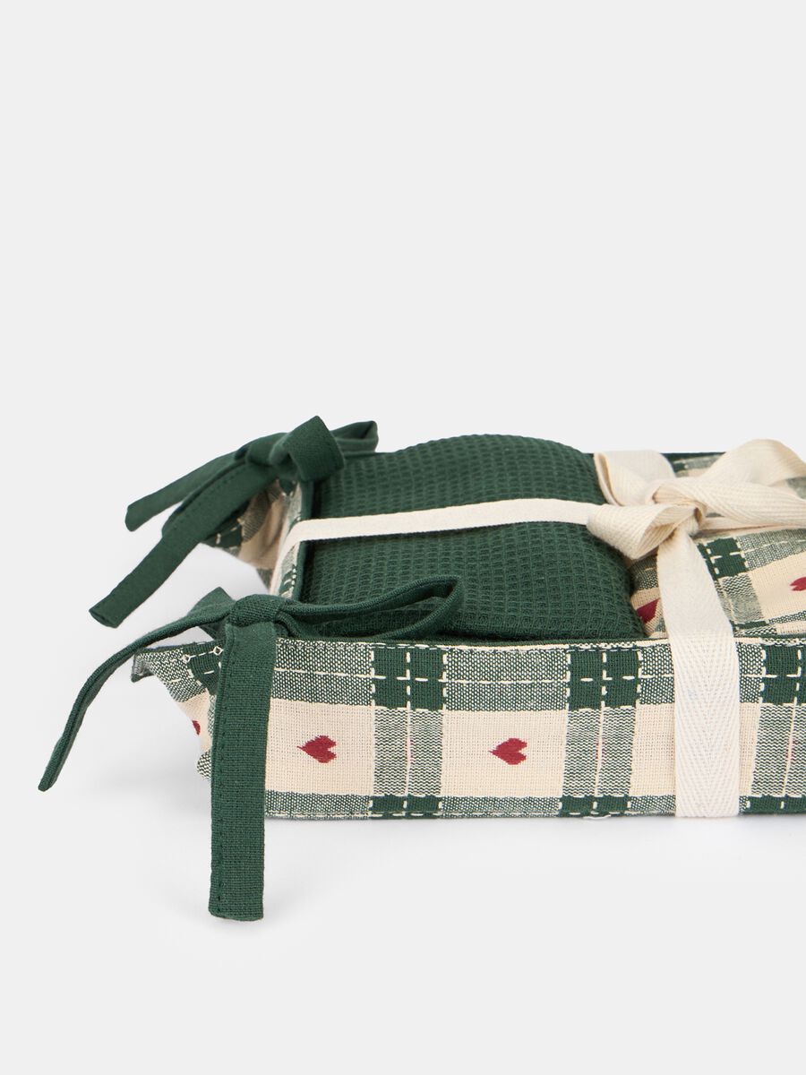 Basket with 3 tea towels in 100% cotton_1