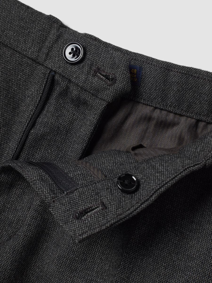 Pantaloni chino grigio e nero in viscosa elasticizzata_1