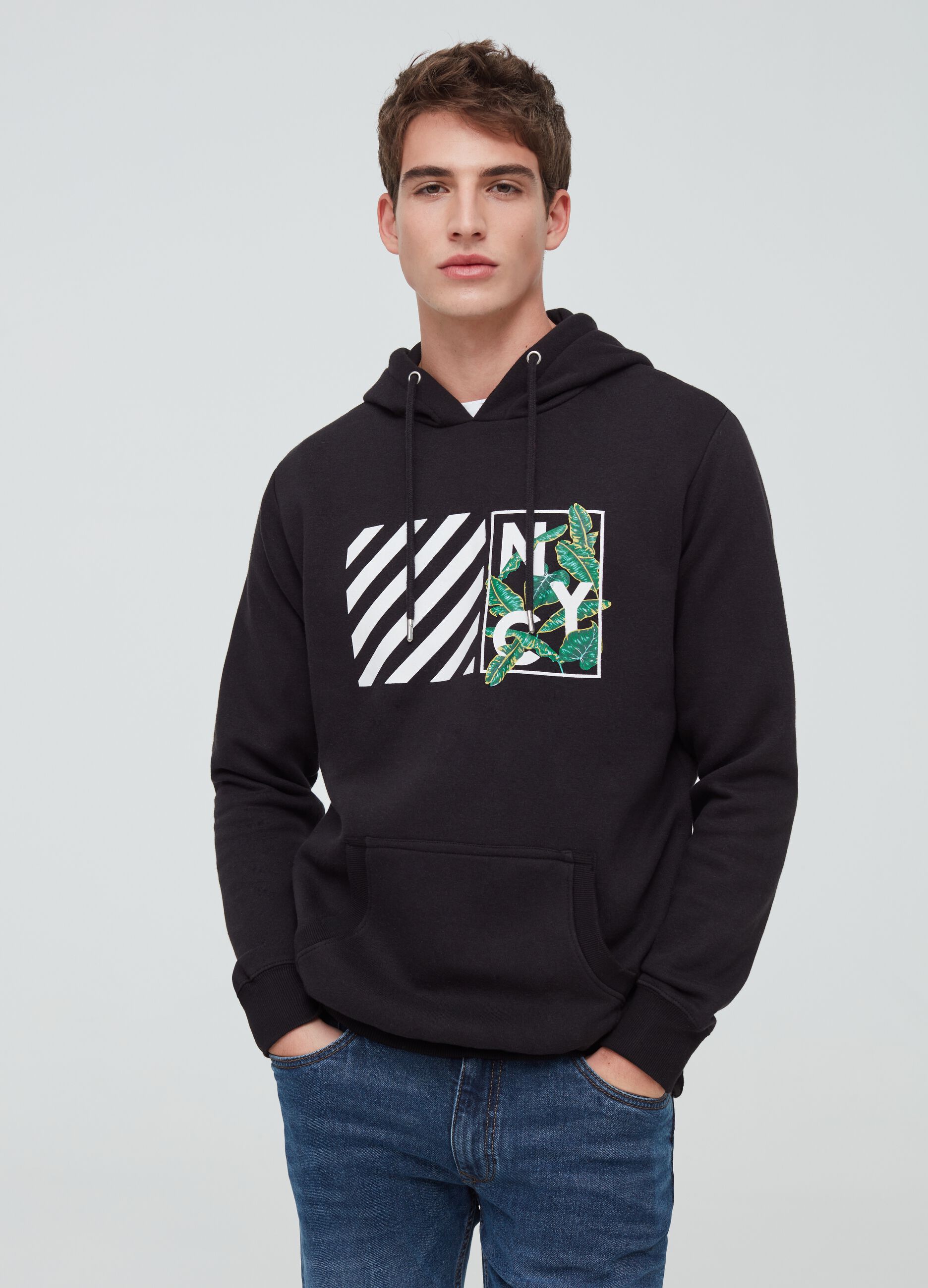 Sweatshirt with hood and leaves print