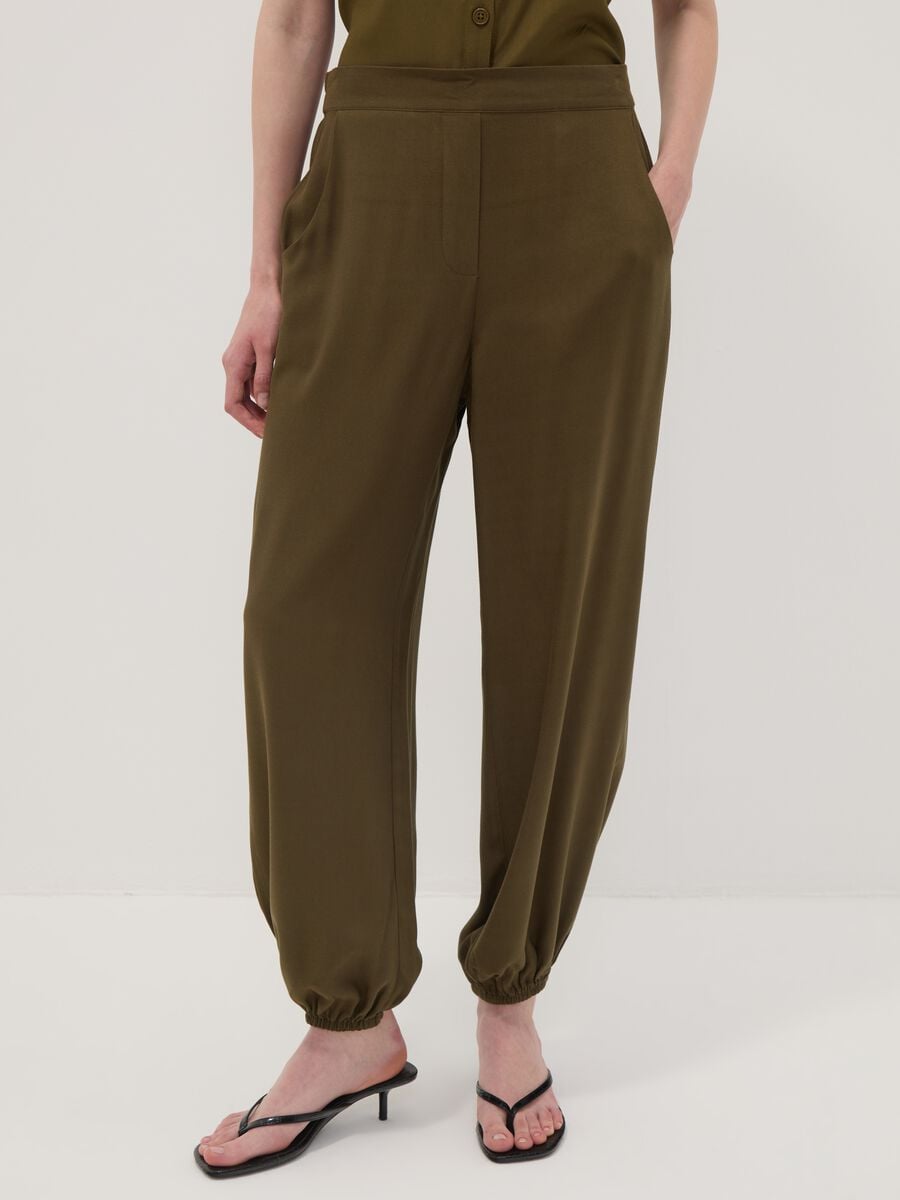 Pantaloni verdi in pura viscosa con fondo elasticizzato regular fit_2
