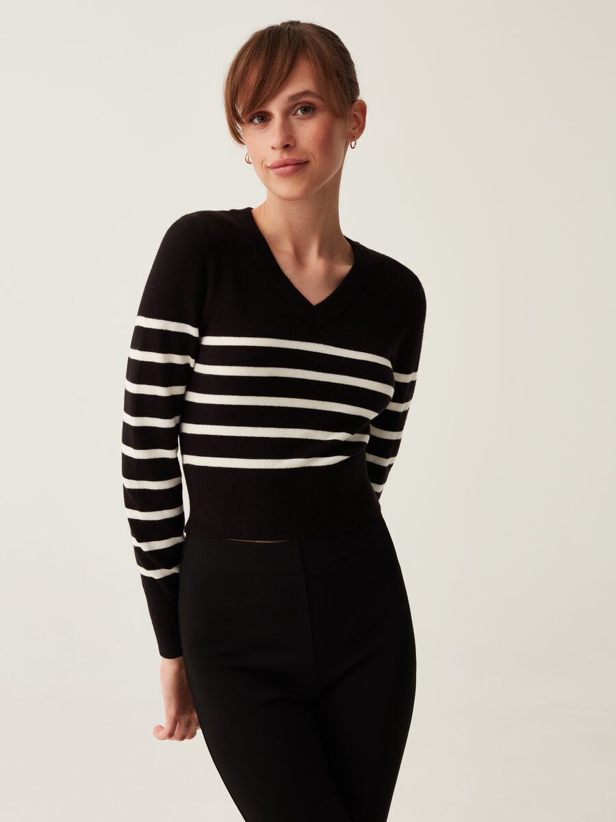 Maglia a righe con scollo a V_0