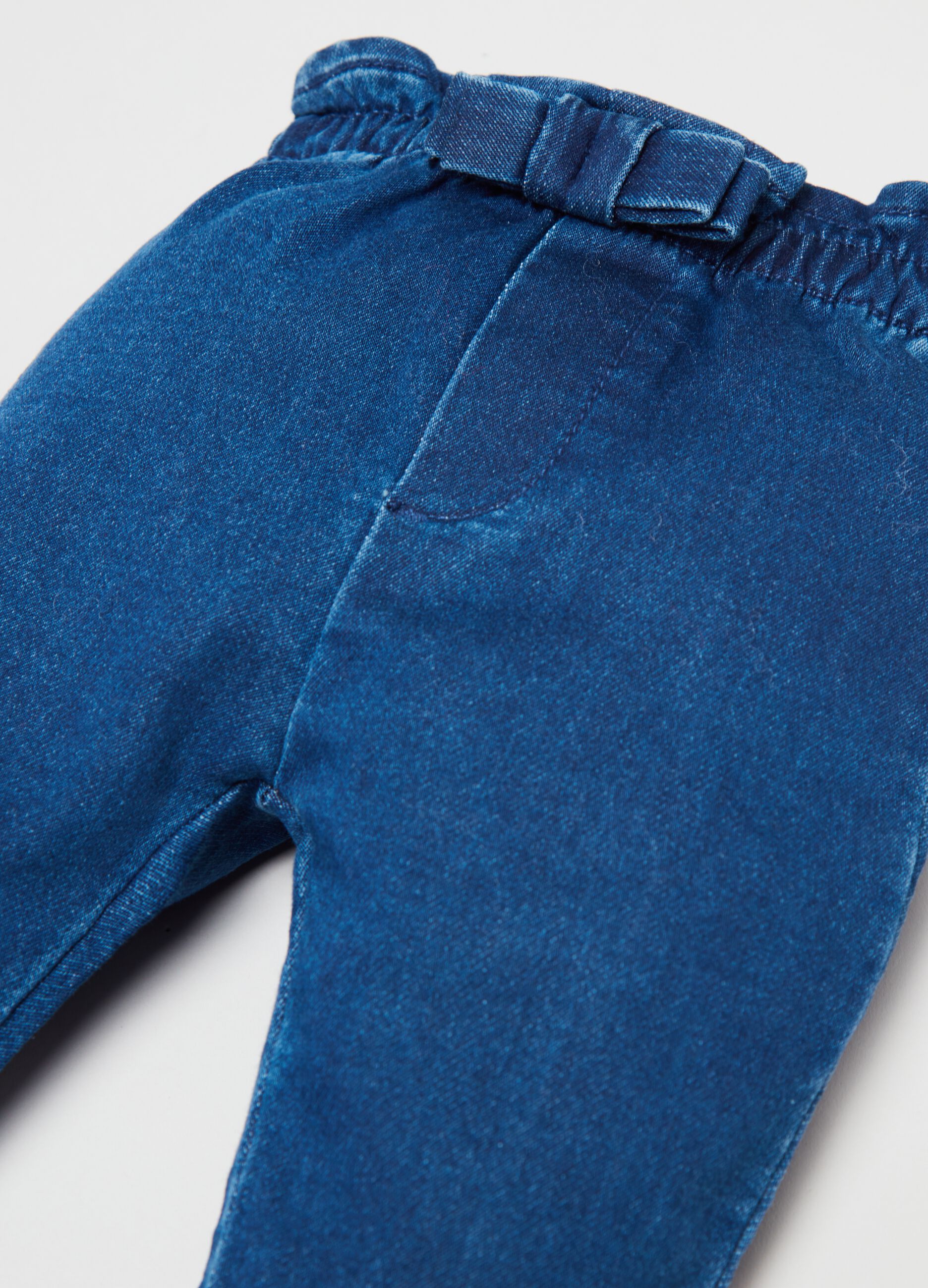 Jeans con profili elasticati e fiocchetto_2
