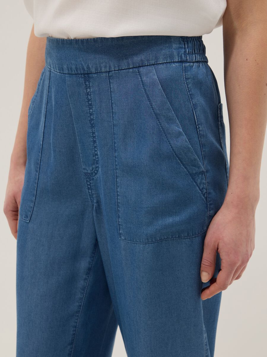 Light blue denim jeans in 100% lyocell with elasticated waist, relaxed fit_3