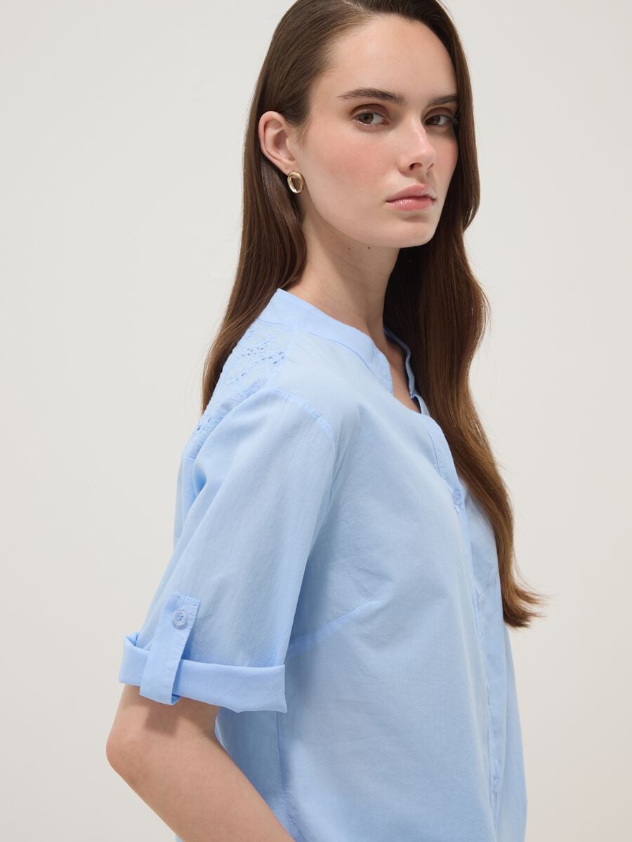 Camicia azzurra in puro cotone con ricami traforati regular fit_0