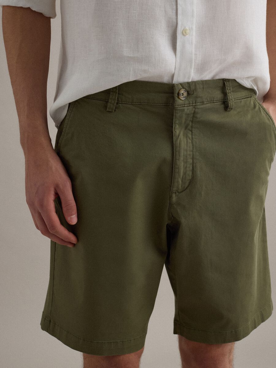 Shorts chino in cotone elasticizzato verde regular fit_3
