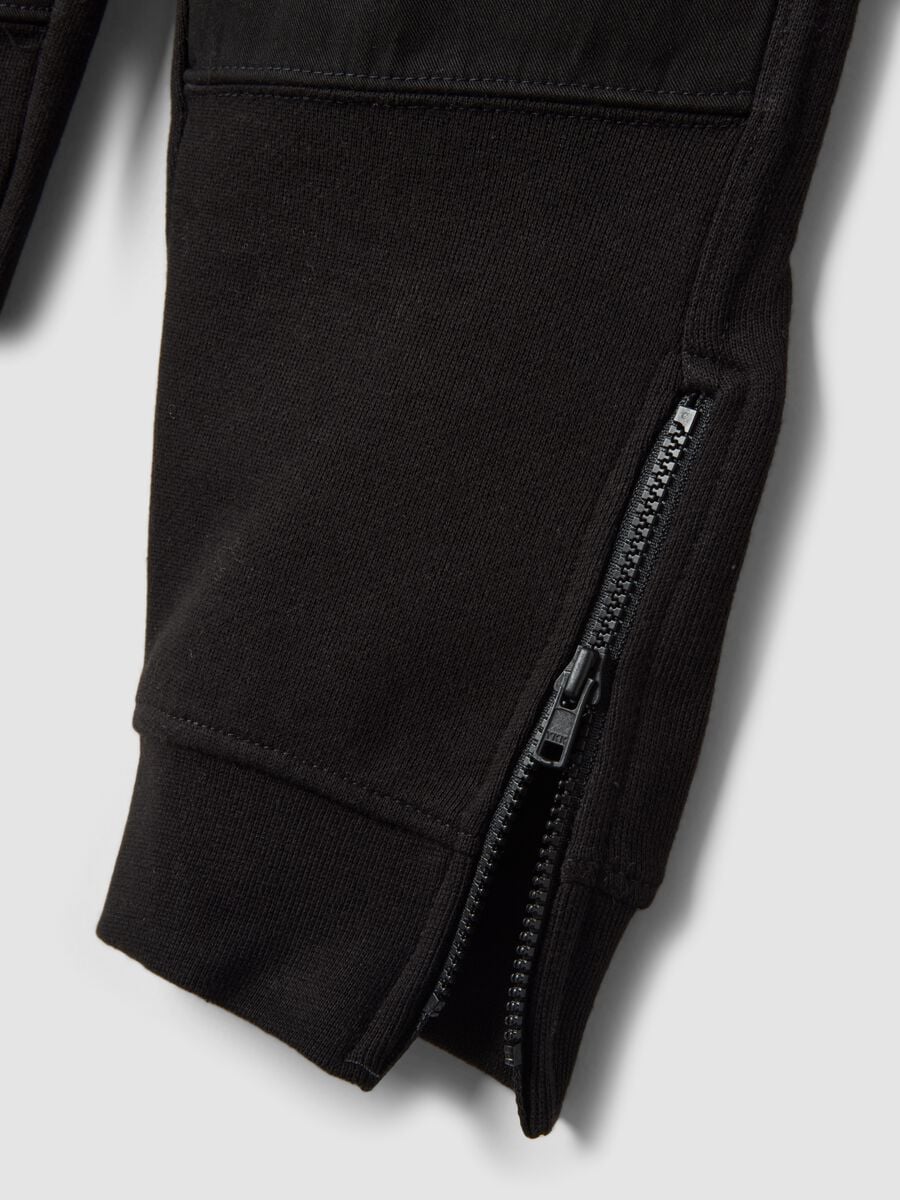 Pantaloni jogger neri in misto cotone con zip al fondo_3