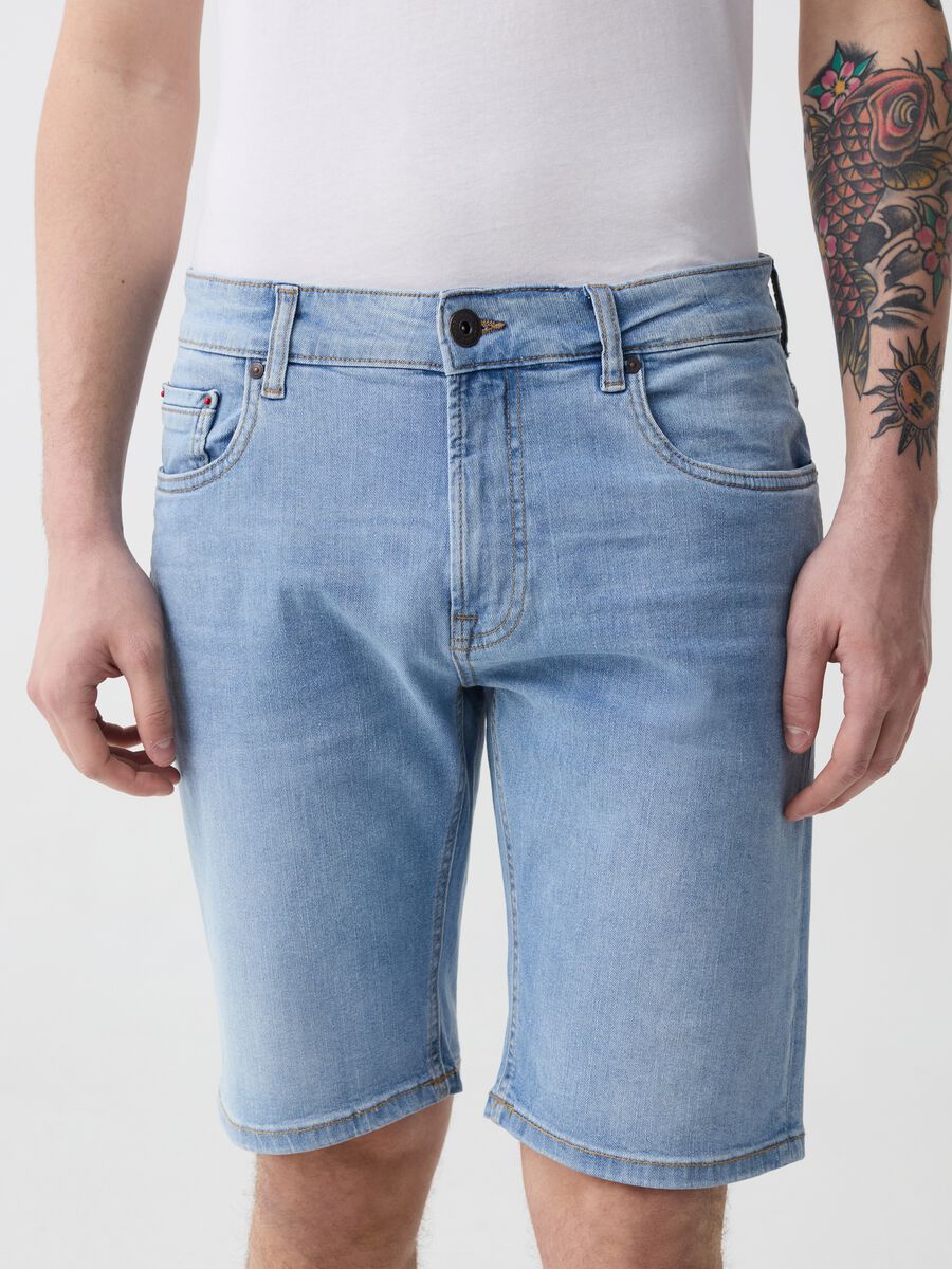 Slim-fit Bermuda shorts in denim with five pockets_1