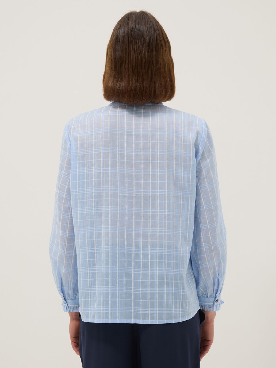Camicia in puro cotone azzurra regular fit con motivo a quadri_3