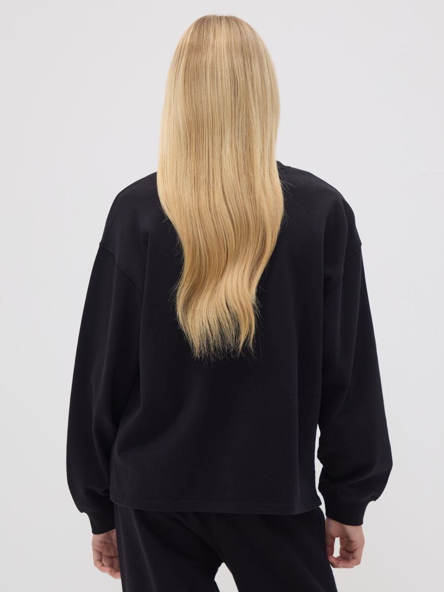 Felpa nera in puro cotone con scritta frontale relaxed fit per ragazza_2