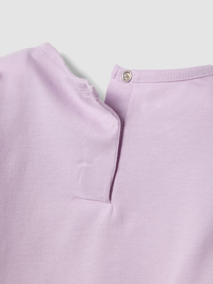 Pigiama rosa in cotone organico con pantaloncini a righe_3