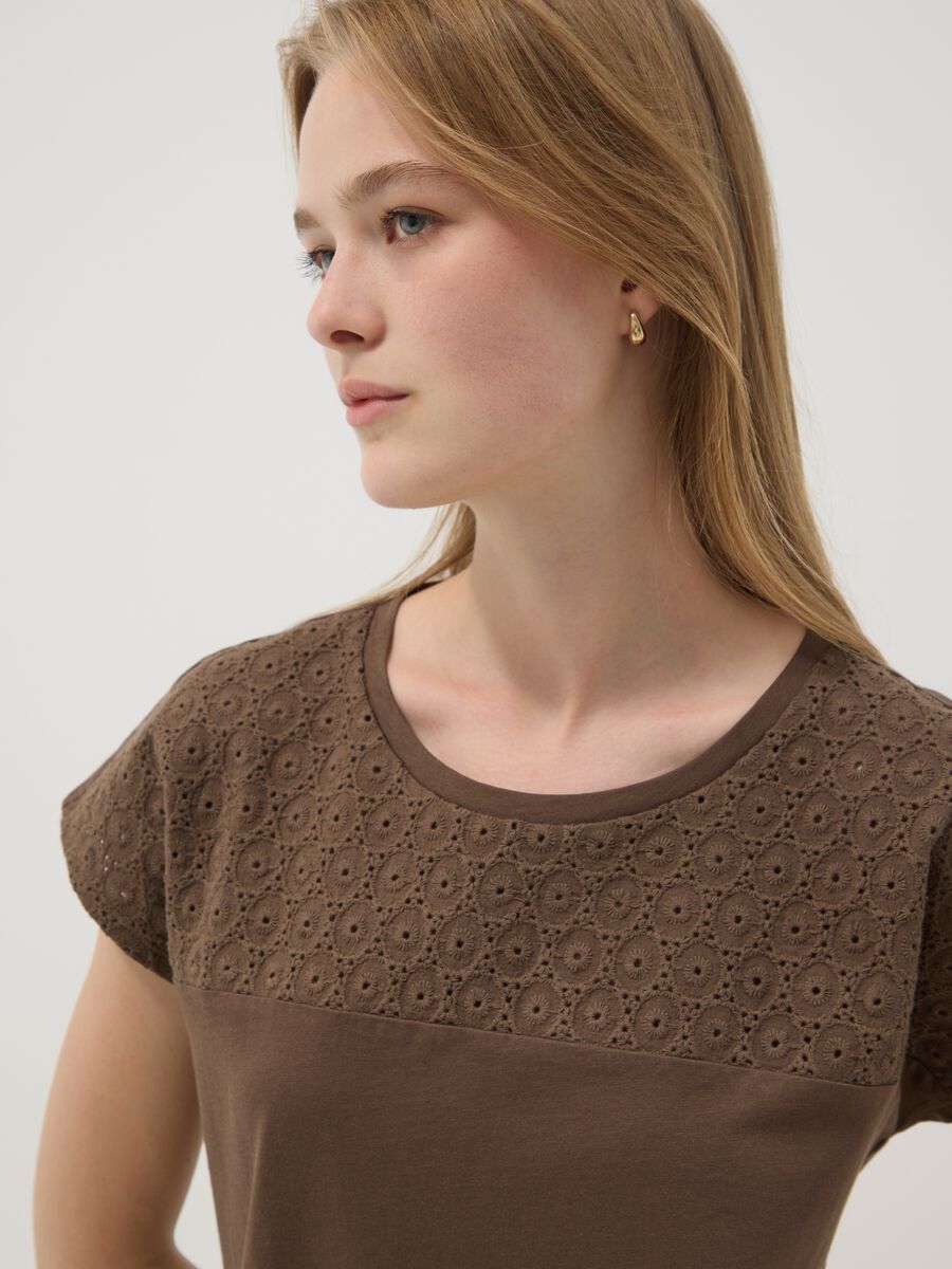 Brown pure cotton T-shirt with broderie anglaise insert_3