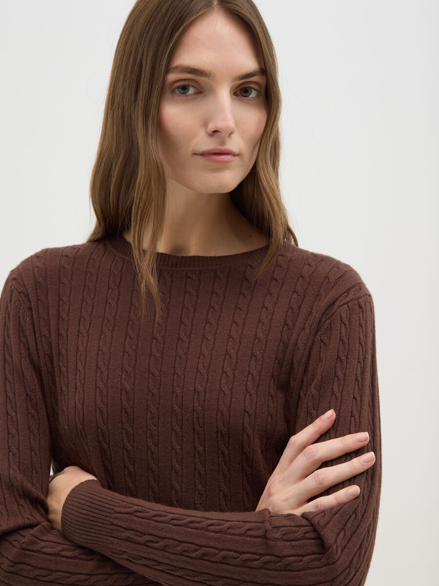 Golf marrone con lavorazione a trecce_1