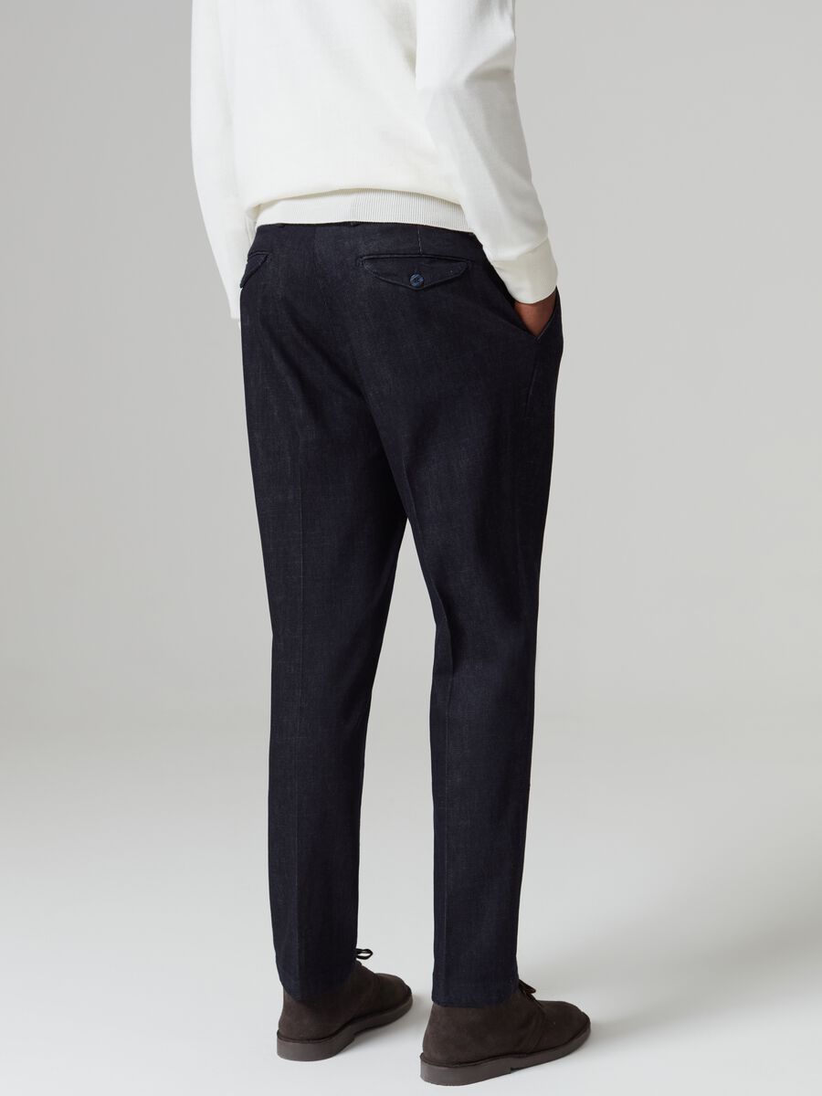 Pantaloni chino in denim con pinces_2