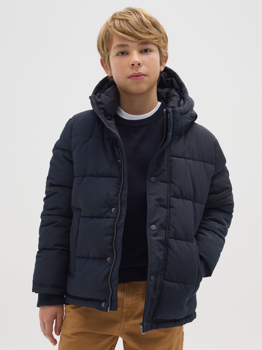 Giacca imbottita blu da ragazzo regular fit con zip e cappuccio_0