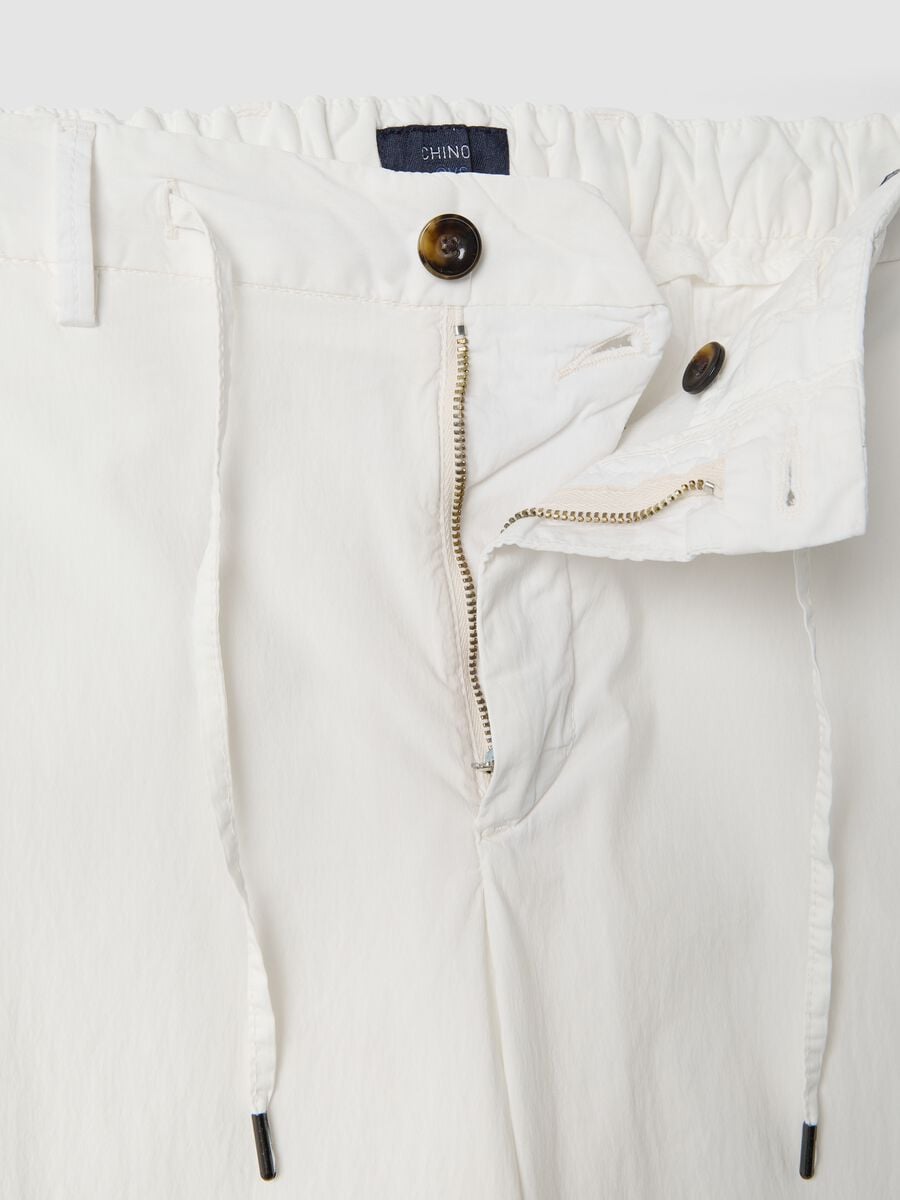 Pantaloni chino bianchi in cotone elasticizzato carrot fit_5