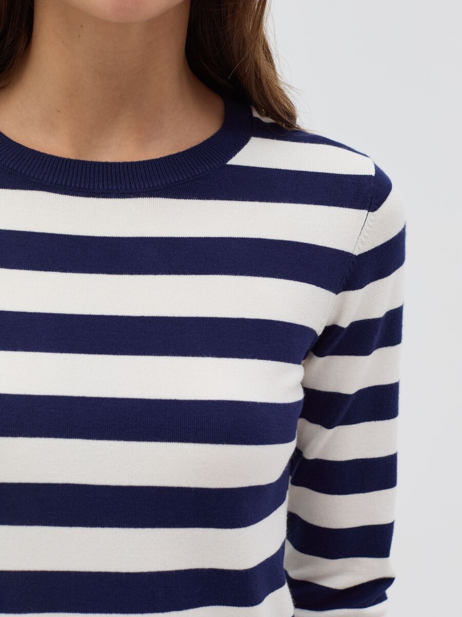 Long-sleeved top with striped pattern_2