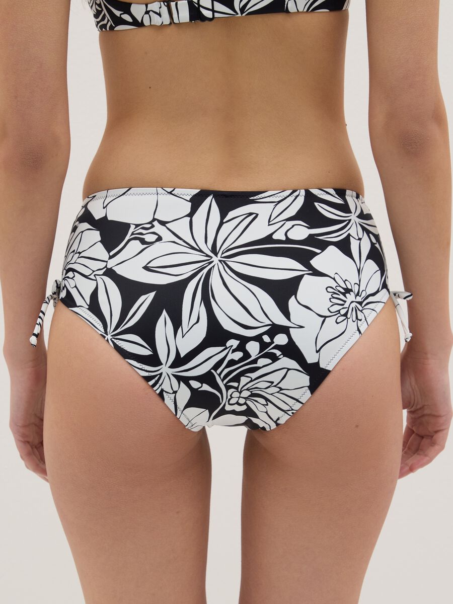 High-waisted bikini briefs with floral print_4