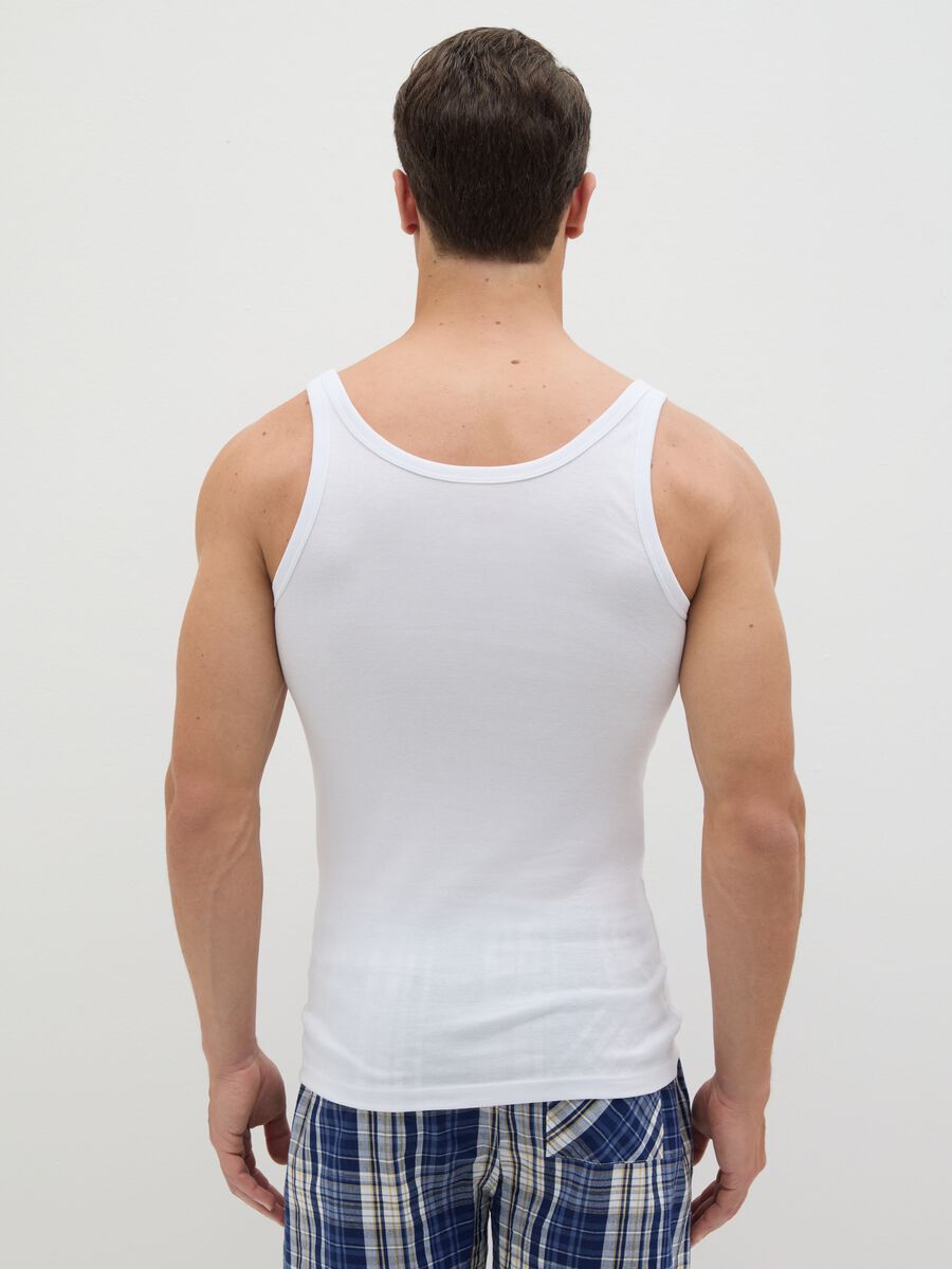 Two-pack white vests with round neck_3