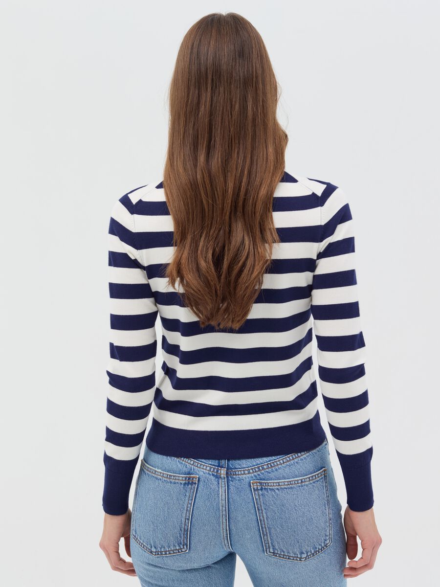 Long-sleeved top with striped pattern_3
